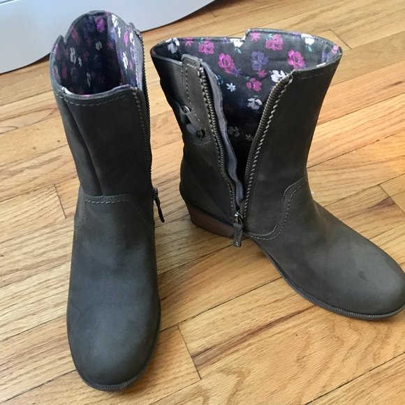 Olive green Teva boots, NWOT - Picture 3 of 8